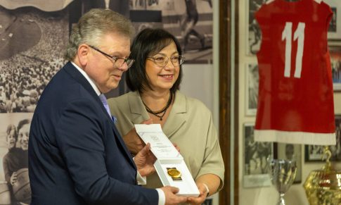 Švietimo, mokslo ir sporto ministerijos garbės ženklas įteiktas Lietuvos olimpinio sąjūdžio atkūrėjui A. Poviliūnui