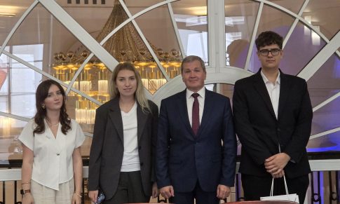 Švietimo, mokslo ir sporto ministerijoje lankėsi projekto „Moksleiviai į Vyriausybę“ dalyviai