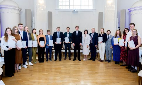 Lietuviai studentai išlydėti į geriausius pasaulio universitetus: po studijų grįš dirbti tėvynei