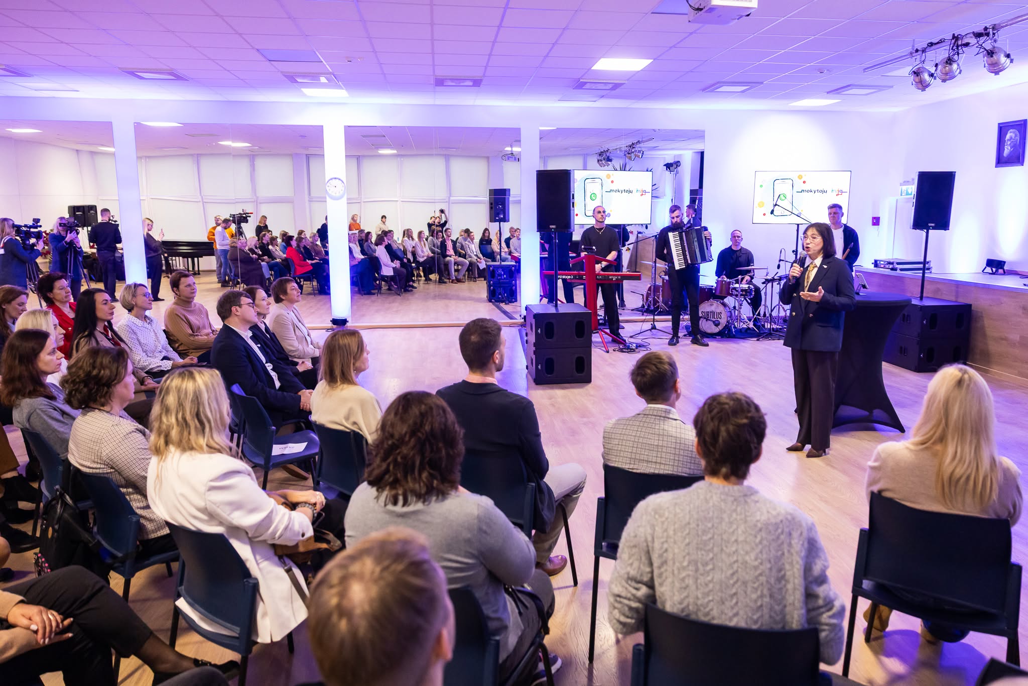 pradeda-veikti-mokytoju-linija:-pedagogai-gales-nemokamai-gauti-psichologine-ir-teisine-pagalba