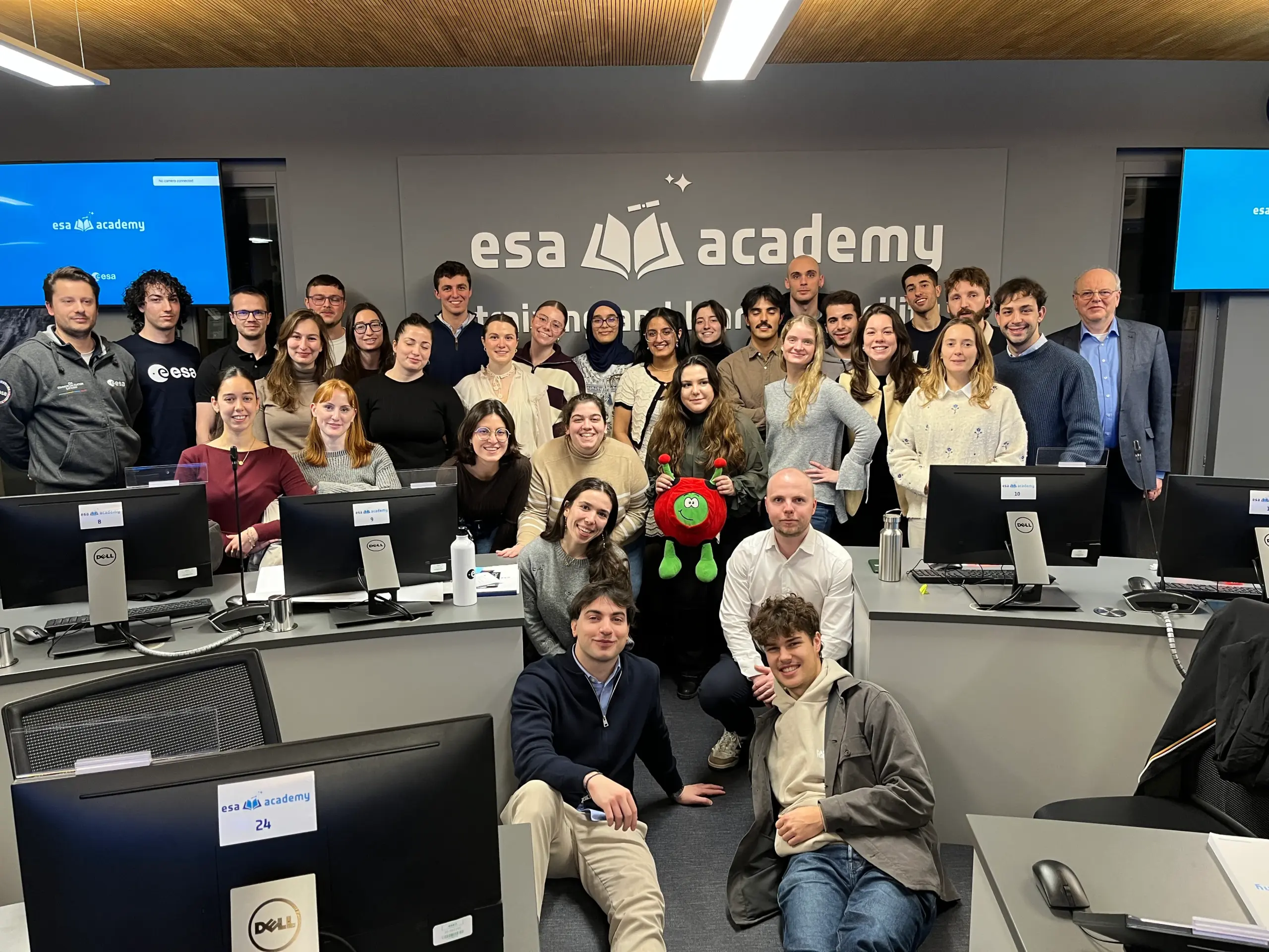 esa-kviecia-studentus-i-kosmoso-technologiju-ir-komercializavimo-mokymus-belgijoje