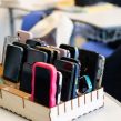 Visos švietimo įstaigos turi  mobiliųjų telefonų naudojimo tvarkas, per 90 proc. mokyklų naudotis telefonais draudžiama